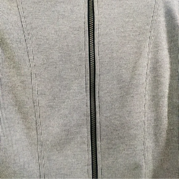 Cabi Grey White Stripe Back Zipper High Low Blazer Jacket Size XS - Picture 7 of 9